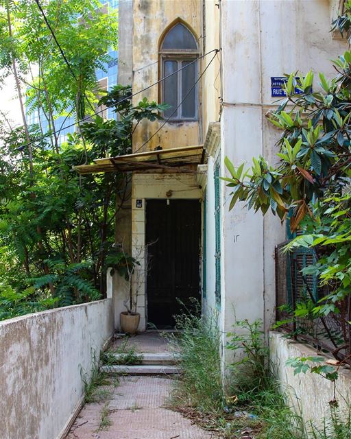 حافظ عقديمك، جديدك ما بدملك 🙃🙃  hiddenbeirut ......... Lebanon ... (Achrafieh, Lebanon)