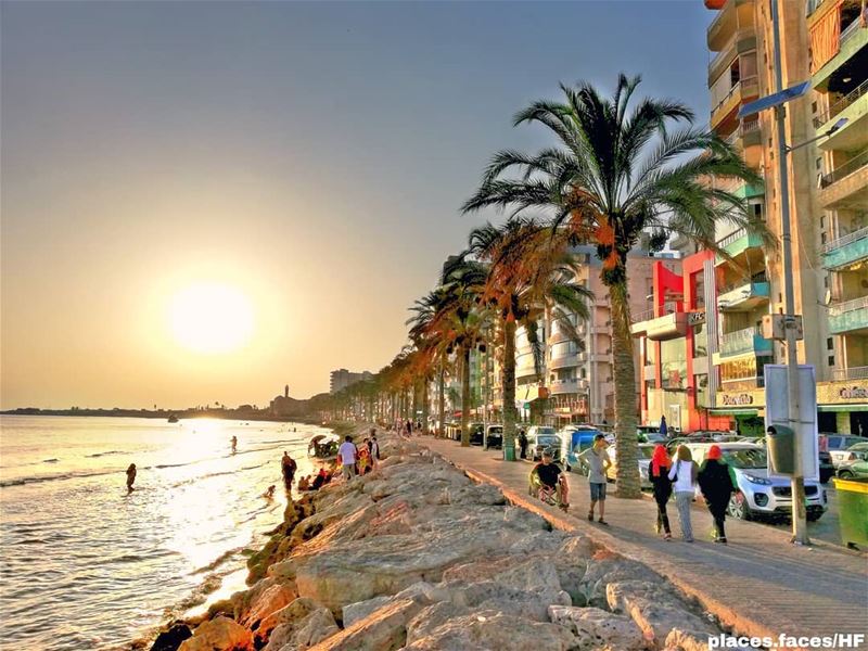 حاول أن تتأمل الشمس وقت الغروب، وأنت على شاطئ بحرٍ جميل، لماذا ينتابك السكو (Tyre, Lebanon)