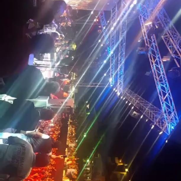 حشد الجماهير في حفل الملك في مهرجانات اهمج waelkfoury_news