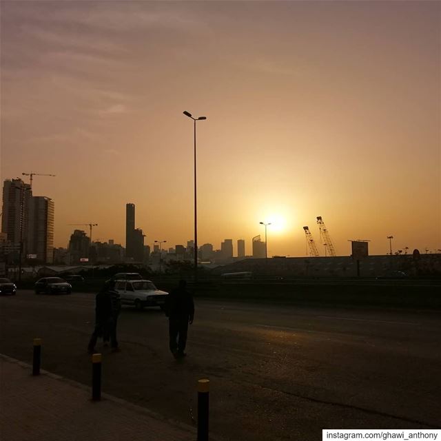 حلوة حتى بالغروب..  بيروت 💛_______________________________ sunset ... (Beirut, Lebanon)