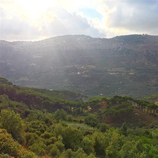 حليانة الدنيا حليانة بلبنان الأخضر..(فيروز اغنية لبنان الاخضر للأخوين الرح (Mount Lebanon Governorate)