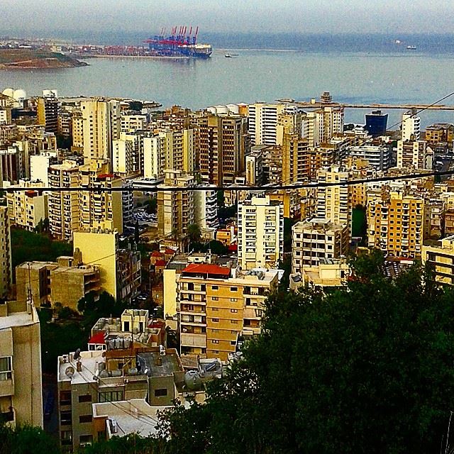 خلف البحر شو في تا الناس بتسافر؟