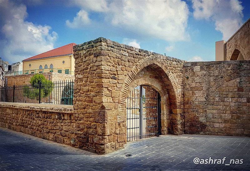 خليك لا تروح مشتاقة ليكخليك كتير حبيت عينيك...وما بعرف ليش وبغار عليكالل (Tyre, Lebanon)