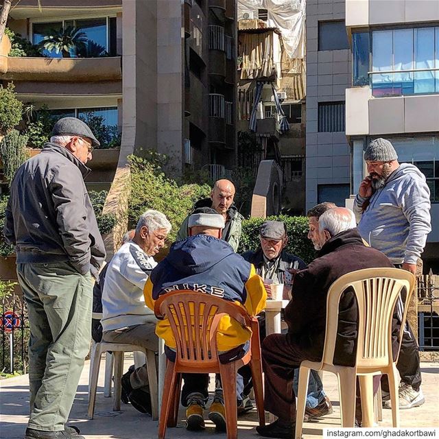 دقّ حامي ☀️.... streetgames  gettogether  playingcards  sunnyday ... (Sanayeh Park)