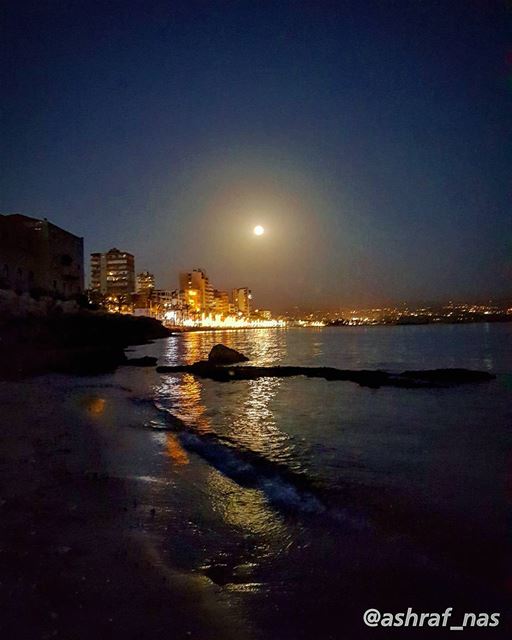 ذاكرٌ ليلَ هُناقُلْتَ أين القمرُ...جاء حتّى بابِناقمرٌ يعتذِرُ...... (Tyre, Lebanon)