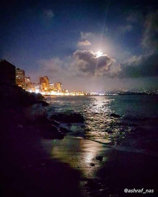 ذاكرٌ ليلَ هُناقُلْتَ أين القمرُ...جاء حتّى بابِناقمرٌ يعتذِرُ...... (Tyre, Lebanon)
