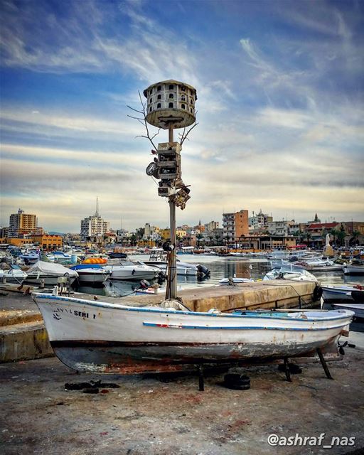 رجعوا البحارة والريح مربوطة عالياطروالبحر مزيح تزييح وقلبي الناطر ناطر...... (Tyre, Lebanon)