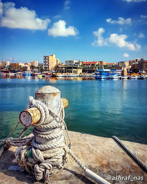 رجعوا البحارةوالريح مربوطة عالياطر...والبحر مزيح تزييحوقلبي الناطر ناطر. (Tyre, Lebanon)