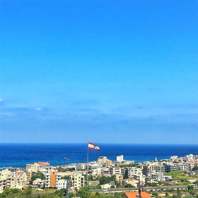 رفرف رفرف علم بلادي...♥️ lebanon   country   batroun  seaside  horizon ... (Batroûn)