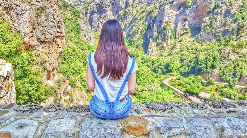 رفعتُ عينيّ إلى الجبال من حيثُ يأتي عوني... معونتي من عند الربّ صانعِ السما (Kadisha Valley)