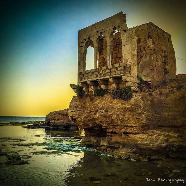 ركبوا عربيات الوقت وهربوا بالنسيان..وتركوا ضحكات اولادهن منسيّة عالحيطان..ت (Mina-batroun)
