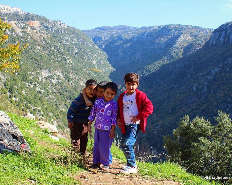 روعة الخالق و براءة المخلوق tb  kfardebian  valley  kids  cute   refugees... (Kfardebian)