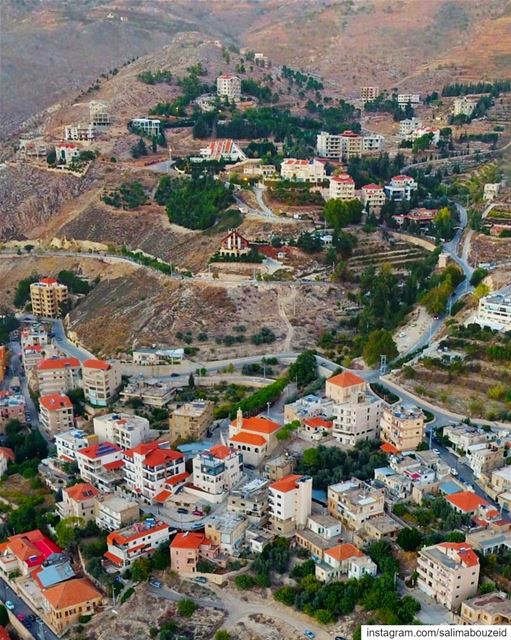 زحلة، يا جارة الوادي ومدينة الشعر والخمر وبيوتك الجميلة ❤ 🏘-------------- (Zahlé, Lebanon)