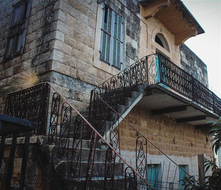 زخرفات و فيروزي  عتيق 💙... lebanon  beino  autumn  akkar ... (Beïno, Liban-Nord, Lebanon)