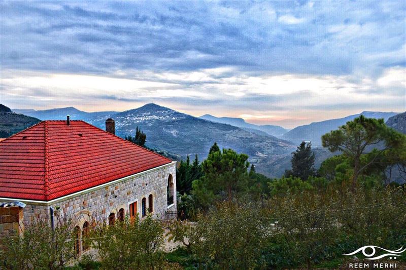 زمن الهداية قد ولّى،وزمن التطبيق قد حلّ،خيوط الشمس نزلت، على الارض و عدل (Maasser Ech Chouf, Béqaa, Lebanon)