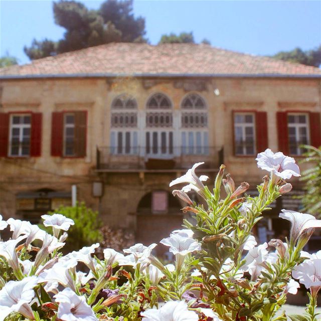 زهر وقرميد وشبابيك وقناطر بعلبكية ❤... . lebanon  baalbeck ... (Baalbek, Lebanon)