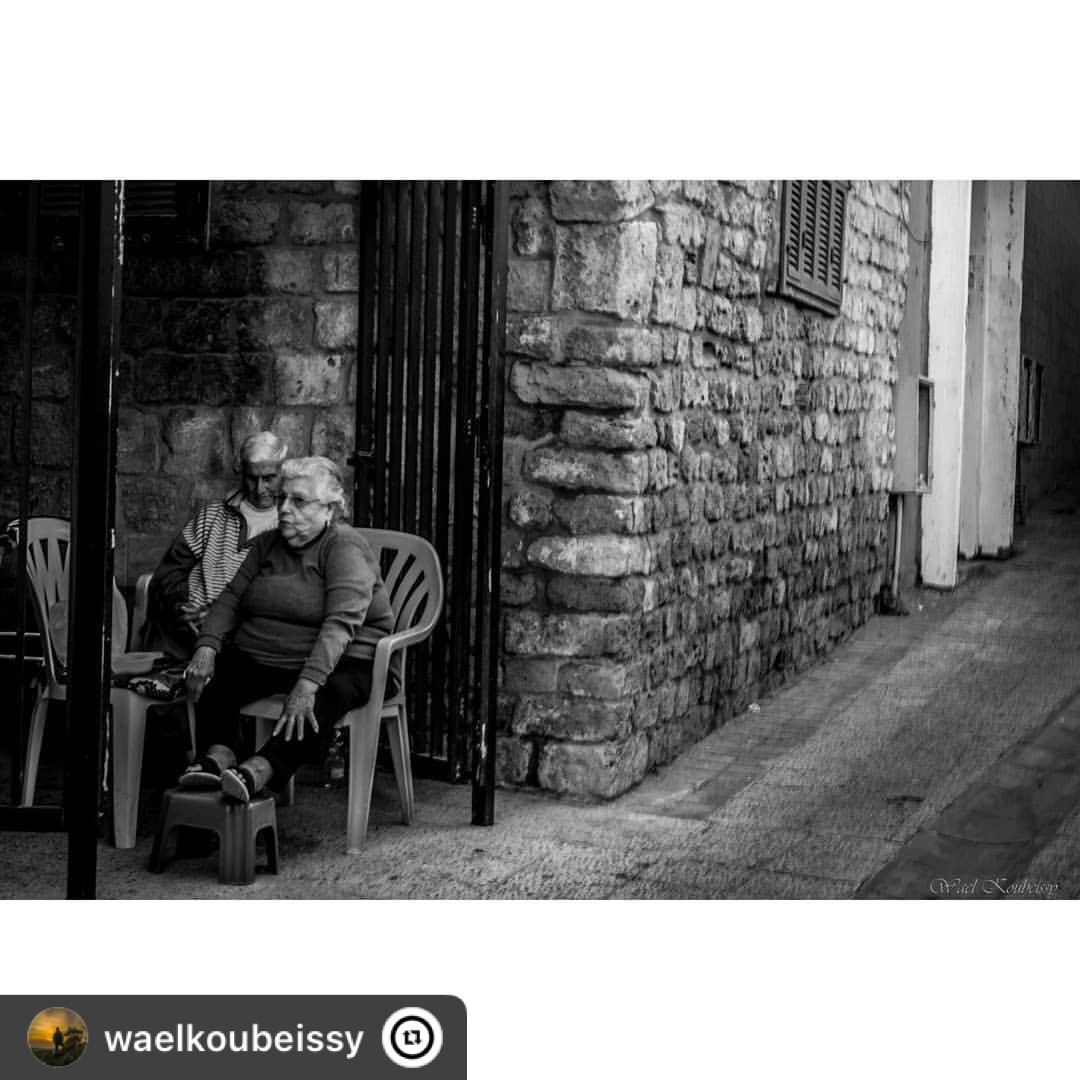 👴🏻🧓🏻زواريب صور tyre  lebanon  couple  urban  old  street  streetphoto... (Tyre, Lebanon)