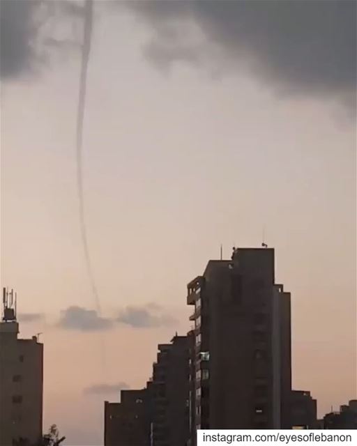 زوبعة مائية ظهرت اليوم عند المغيب فوق البحر في  بيروت 🌀الزوبعة المائيّة،... (Beirut, Lebanon)