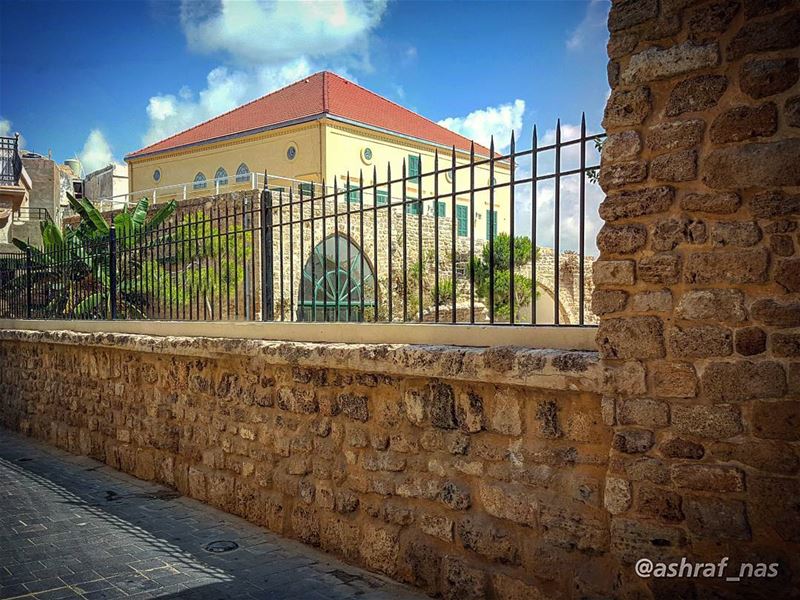سأل الحلو هالبيت الحلوعل كانوا  يجوا يسألوا...قال الصدى ما في حداوال كان (Tyre, Lebanon)