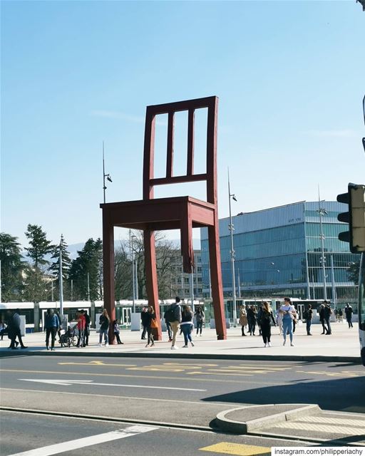 ساحة الكرسي المكسور بجنيف.عندما تزور جنيف وترى كرسيا ضخما واحد ارجله مكسور (United Nations Office at Geneva)