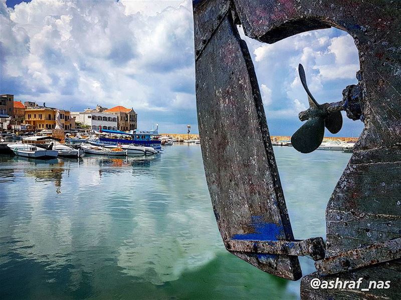 سافرت البحار لم تأخذ السفينةو أنت كالنهار تشرق في المدينةو الريح تبكي في... (Tyre Fishermen Port.)