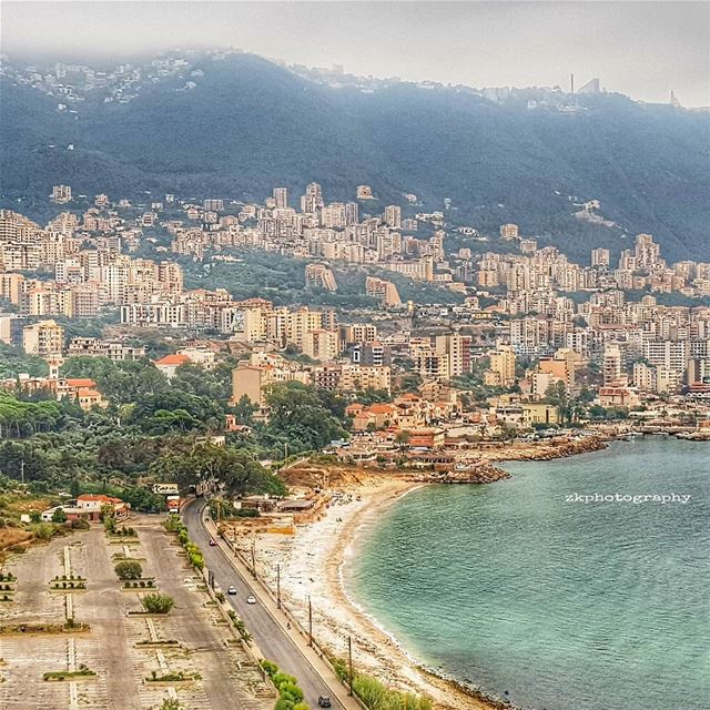 سافرت الغيومُ و شردتني و رمت معاطفها الجبالُ و خبّأتنيو أنا الذهابُ المست (جونية - Jounieh)