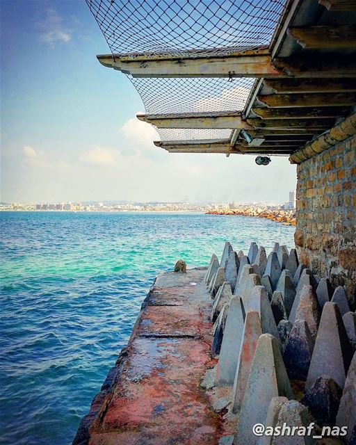 شايف البحر شو كبيركبر البحر بحبك...شايف السما شو بعيدةبعد السما بحبك...... (Tyre, Lebanon)