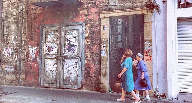 ‎شو طابخا اليوم؟ -‎عاملي ملوخية -وهيك. 👵🏻🥖🍽💚..... photo... (Achrafieh - Mar Mikhael)