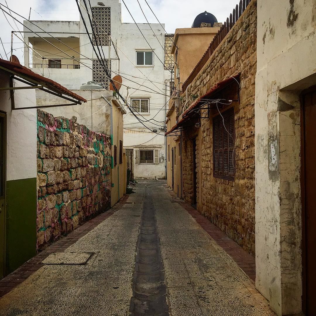 شو مخباية هل زواريب حكايات..————————————— neighborhood  old  place ... (Tyre, Lebanon)