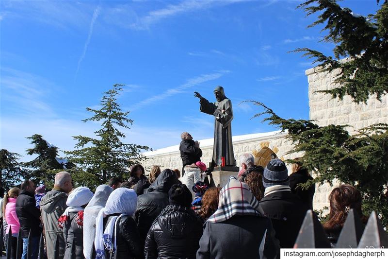 😇شو نفع السرعة والركض اذا الاتجاه غلطالقديس شربل... (Annâya, Mont-Liban, Lebanon)