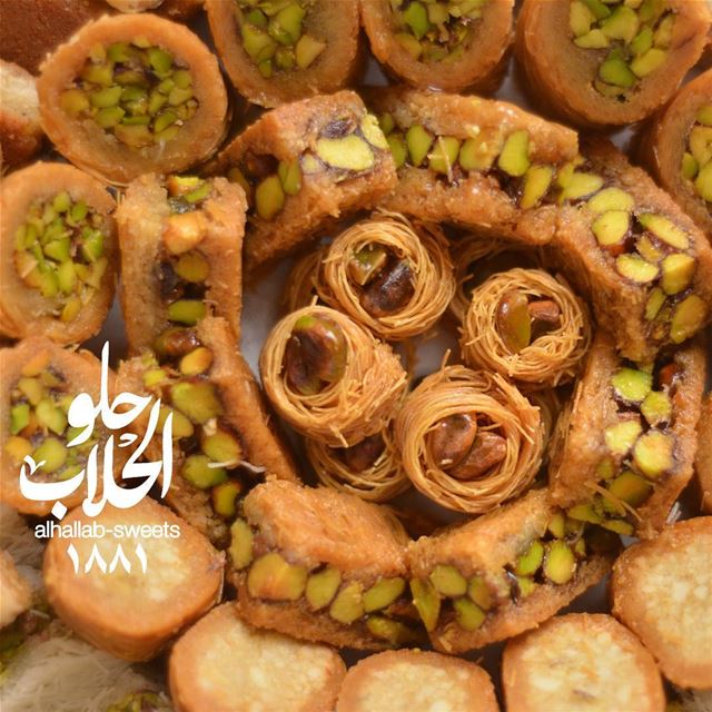 صار لازم نودع رمضان بالخير والعافية وتستقبل العيد ببقلاوة الحلاب، ولا اطيب... (Abed Ghazi Hallab Sweets)