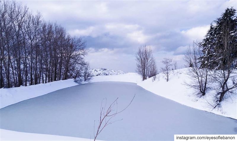 صباح الخير من العاقورة 😍Photo taken by @olistrails・・・Frozen lake 🌨... (Akoura, Mont-Liban, Lebanon)