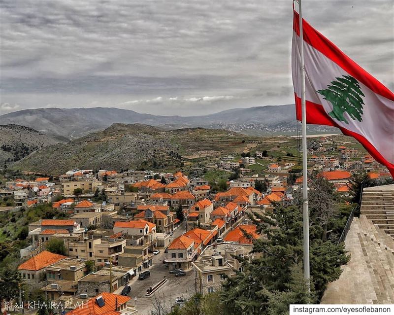 صباح الخير من راشيا Credits to @riadkhairallah・・・ lebanon  flag ... (Rachaïya, Béqaa, Lebanon)