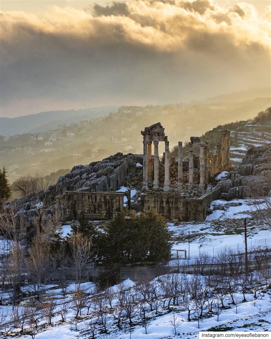 صباح الخير من فقرا ・・・ 😍😍😍Faqra Roman ruins - The golden hour - Fog... (Fakra Kfarzebian Liban)