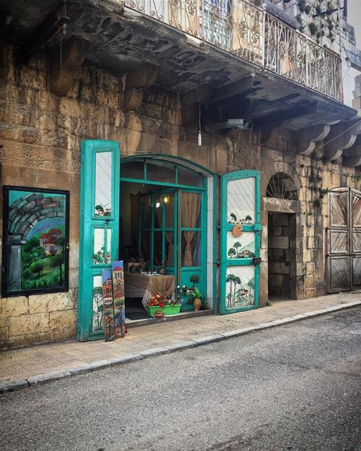 صوب الدكانة نطير حاملين غمار زهور  photooftheday  travelgram  details ... (Douma, Liban-Nord, Lebanon)