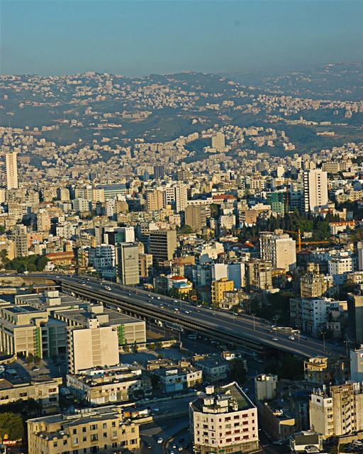  صورة  جوية لمدينة  بيروت في  لبنان عام ٢٠٠٤ ..  مساء_الخير  الجبل  البحر ...