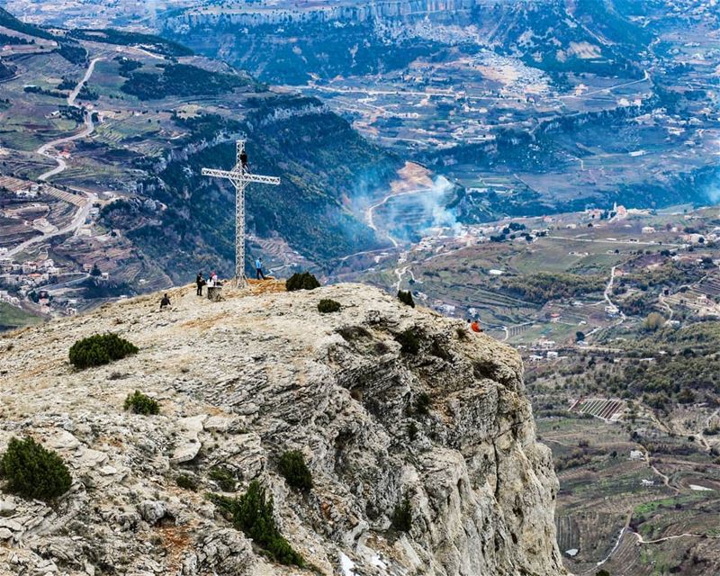 طرَحتُ مُناي وآمالي لديكَ وكلّ رجائي hiking  Cliff  hikers  cross  rock ...