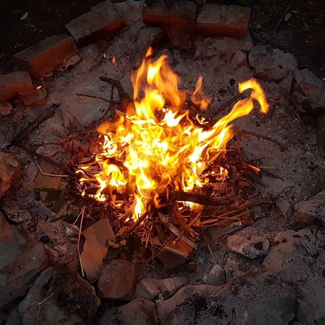 طلعلي البكي نحنا و قاعدين لآخر مره سوى و ساكتين بعيونك حنين و بسكوتك حنين (Feitroun, Mont-Liban, Lebanon)