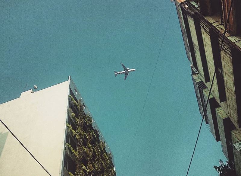 ... طيارة... بشارع الحمرا hamra  street  airplane  architecture  urban ... (شارع حمرا)