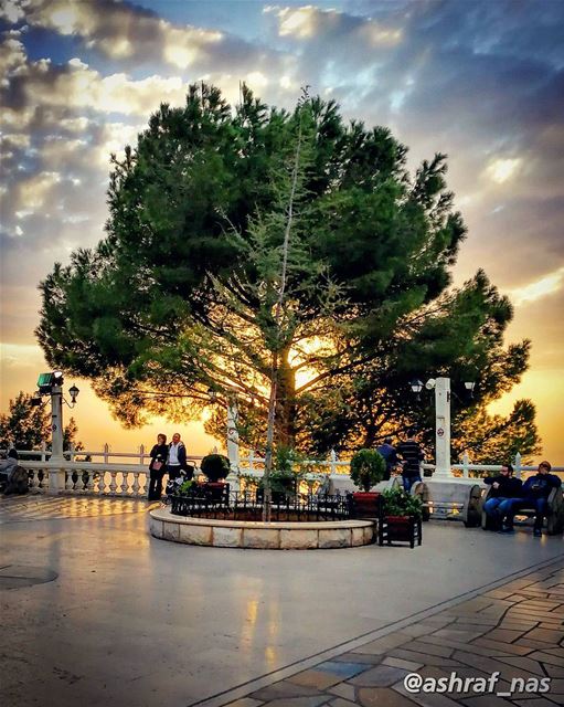 طير المسا جايي من سفر طويلوعلى باب السهرة تبكي المواويل...نطفي القناديل و (Jounieh - Harissa)