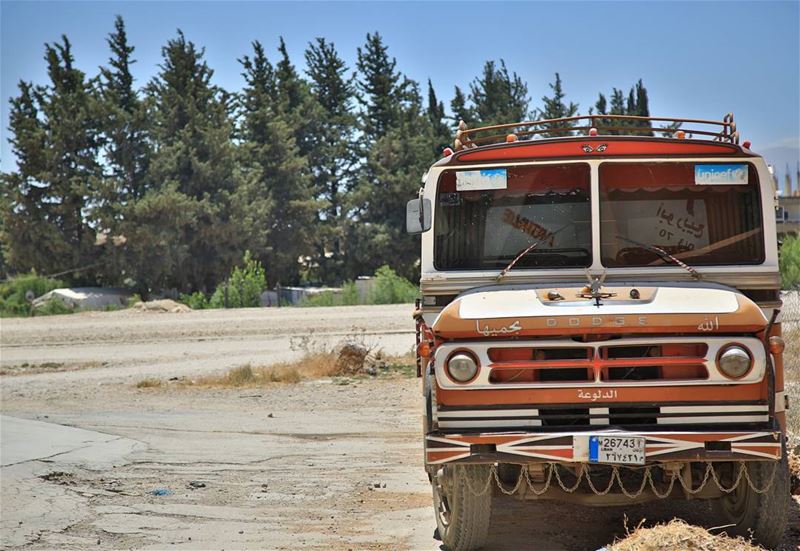 عا هدير  البوسطة يل كانت ناقلتنا، من ضيعة  تعلبايا على ضيعة  تنورين.  ... (تعلبايا،taalabaya)