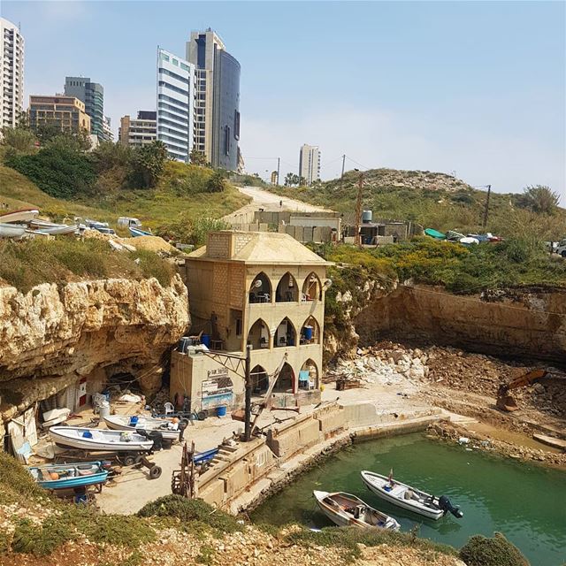 على شط بحر الهوى🎶🎶  ig_respect  ig_lebanon  insta_lebanon  wearelebanon ... (Raouche Rock)