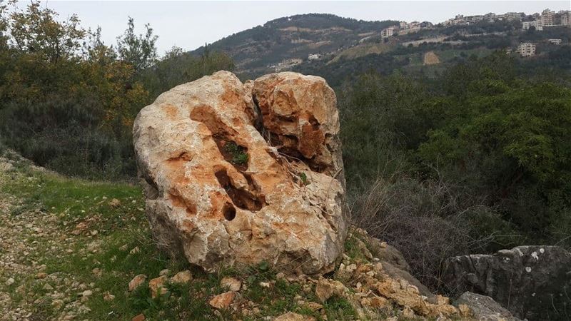 •على هيدي الصخرة، رح إستقبل ل 2018...•••• lebanon  moment ... (Lebanon)