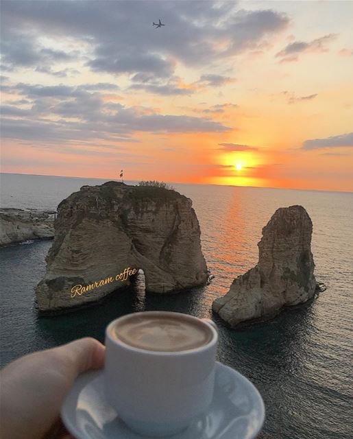 عليك في كل مساء ان تنسى الجميع وتتذكر  القهوة فقط........ (Petit Café)