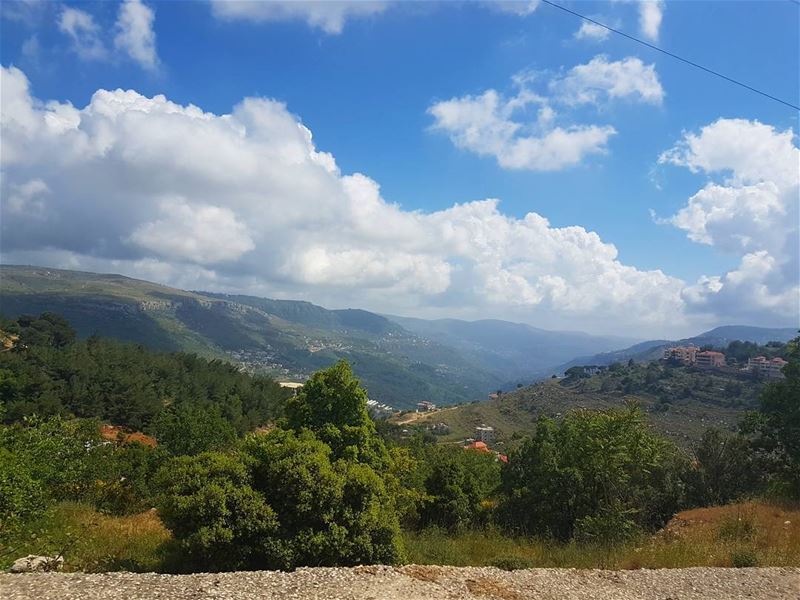 عم بحلمك يا حلم يا لبنان....انت الهدايا بالعلب.. ..  ig_respect ... (Aley)