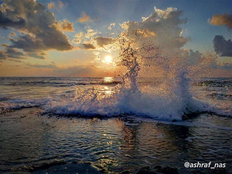 عم تخلص الكلمات، والقلب موجوع...عم تغرق البسمات، ببحر الدموع...... (Tyre, Lebanon)
