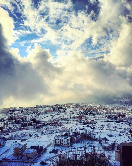 عند صلاة الصبح، تشرق سما إهدن رجاءً وتعبق بخّوراً 💙☁️🗻☁️💙... (Ehden, Lebanon)