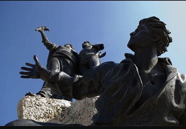 عندما يذهب الشهداء الى النوم اصحوا واحرسهم من هواة الرثاء واقول لهمتصبحو (Martyrs' Square, Beirut)