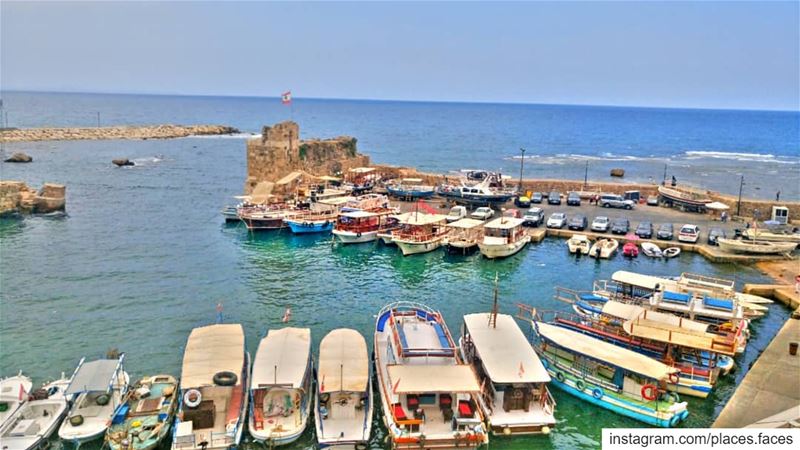 عندما يكون البحر هادئا، يصبح قبطان كل باخرة جيد ⁦🛥️⁩ Photo by @places.face (Byblos - Jbeil)