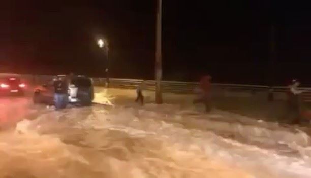 عين المريسة في العاصفة 😮Video taken by @livelove.jnoub 😊 lebanon ... (Ain El Mreisse, Beyrouth, Lebanon)